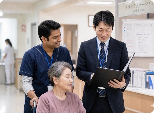 介護現場でスタッフと担当者が利用者を支援する様子